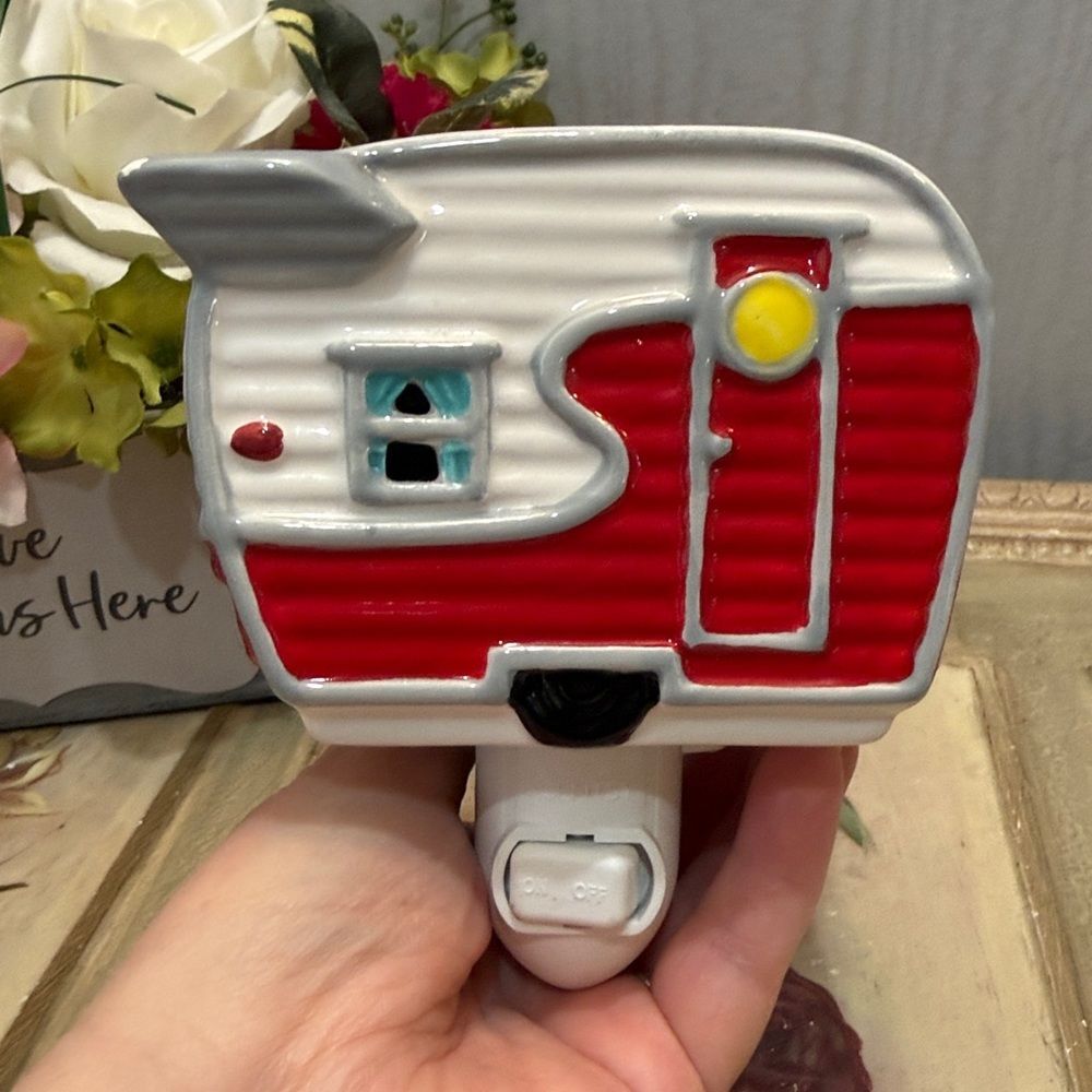 Scentsy Road Less Traveled Retro Camper RV Mini Wax Warmer Plug-In